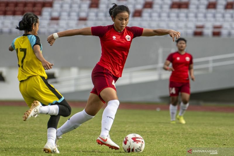 Shalika Aurelia Viandrisa, Jejak Pertama Pesepak Bola Putri Indonesia ...